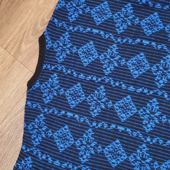 LAUREN STEELE sweater.   #3623 - Picture 5 of 6